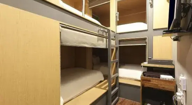 Capsula Standard Hotel Gray