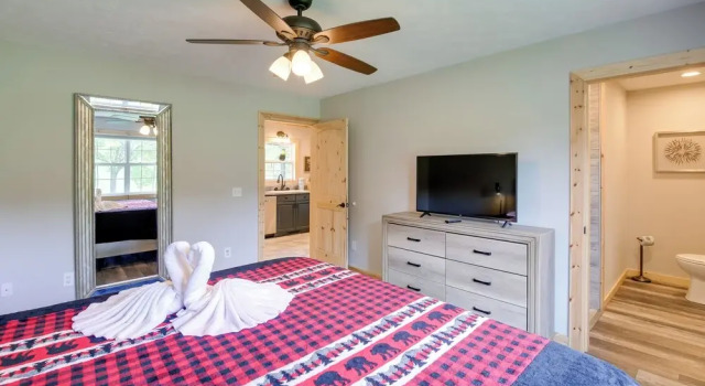 Коттедж Sevierville Cabin w/ Private Hot Tub & Fire Pit
