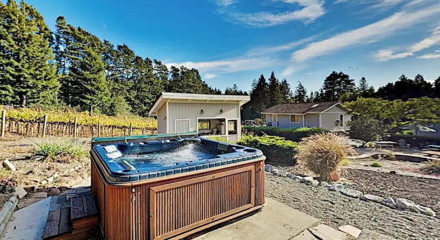 Mtn-view Retreat w/ Hot Tub + Deck in Sebastopol, Réserver Maison de vacances Freestone États-Unis