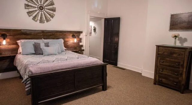 Farmhouse Escape in Mainstrasse!! Apartment 1, Забронировать Апартаменты/квартира Отели Ковингтон с парковкой, рядом с Northern Kentucky Convention Center, Парковка