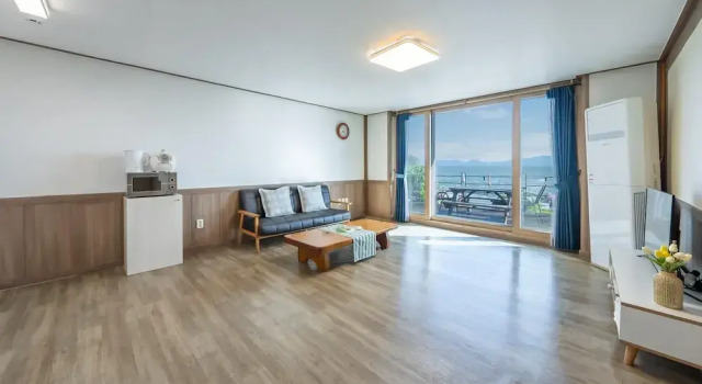 Yeosu Eoneumeosjinnal Pension, Prenota Affittacamere Hotel a Sud Jeolla con piscina, Piscina