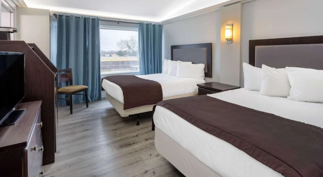 Четырёхместный номер Standard Travelodge by Wyndham Sarnia