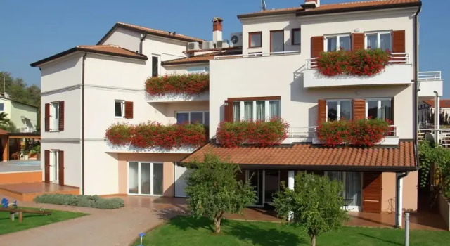 Apartment with Shared Pool, Terrace, A/C And Wifi 800 M From the Beach