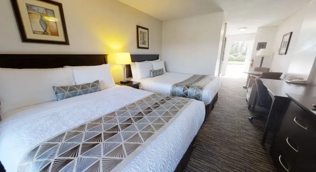 Четырёхместный номер Standard с балконом Recreation Inn and Suites Kelowna
