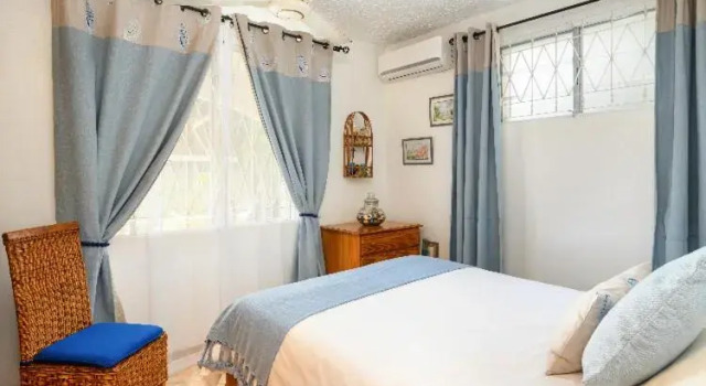 Lovely 3 bedroom beach house on a sandy beach
