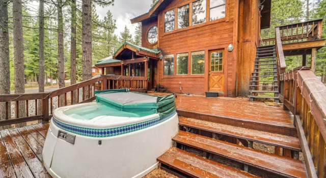 Коттедж Deck w/ Hot Tub: Serene Cabin in Truckee