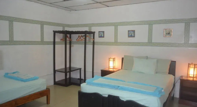 Dim's Hostal, Prenota Hotel Hotel a Los Santos con parcheggio, Parcheggio