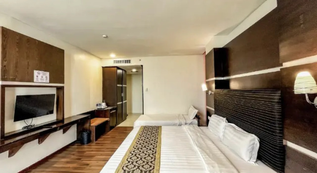 Трёхместный номер Standard Courtyard Hotel 1Borneo