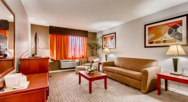 Люкс Orangewood Inn and Suites Midtown