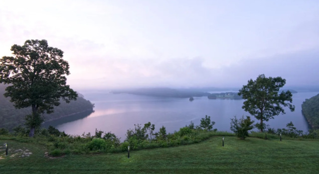 Четырёхместный номер Standard с балконом и с видом на озеро Dale Hollow Lake State Resort Park