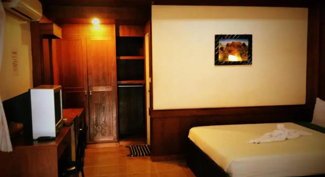 Четырёхместный номер Superior Black & White Guesthouse & Minimart