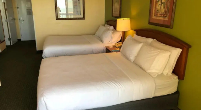 Четырёхместный номер Standard Holiday Inn & Suites Clearwater Beach by IHG