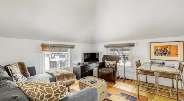 Darling Detached Villa in Heart of Cap Hill, Book Villa Denver Colorado, nær Rule Gallery