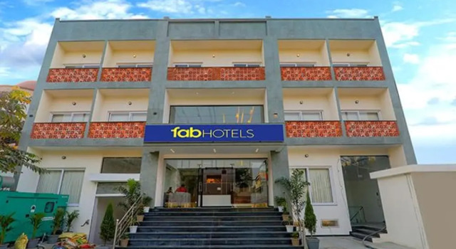 Fabhotel Pratham Inn, Забронировать Отель Отели Гомти Нагара 3 звезды, 3*