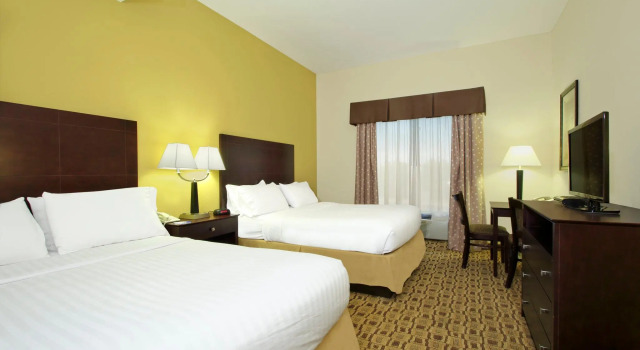 Четырёхместный номер Standard Holiday Inn Express Boonville by IHG