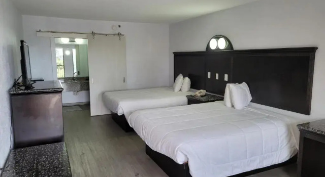 Четырёхместный номер Standard Fairway Inn