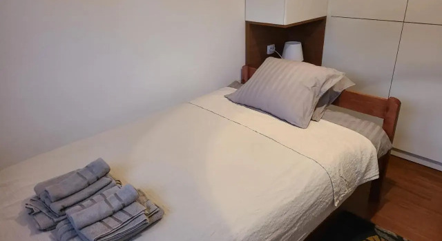 Modern 4-Star luxury apt - WFH Ready, Free Parking