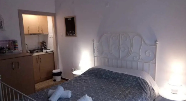 Modern ideally located studio apartment