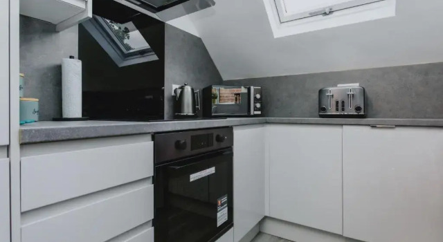 Апартаменты 1 Bed Stylish City Flat 2nd Floor close to City Centre with free parking, king size bed & Wi-Fi