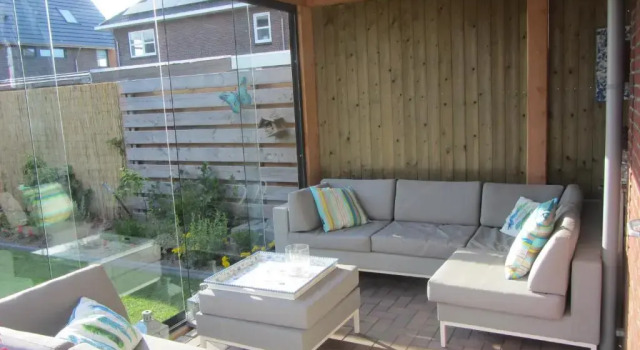 Коттедж Heerenveen zonnige hoekwoning met tuinkamer en eigen parkeerplaats