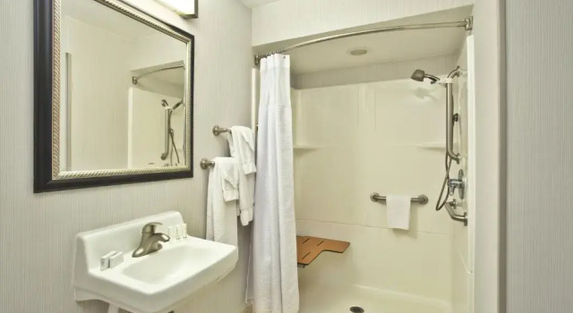 Четырёхместный номер Standard Courtyard by Marriott Gulfport Beachfront