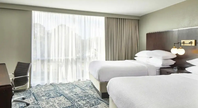 Четырёхместный номер Deluxe Four Points by Sheraton Tallahassee Downtown
