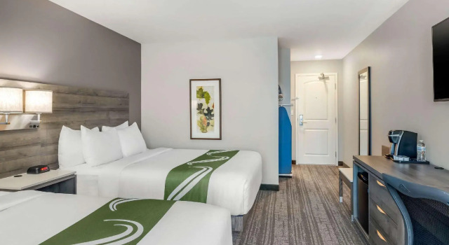 Четырёхместный номер Standard Quality Inn & Suites Amsterdam
