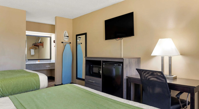 Четырёхместный номер Standard SureStay Hotel by Best Western Lenoir City