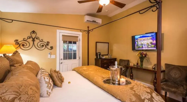 Коттедж Carriage Way Inn Bed & Breakfast Adults Only - 21 years old and up