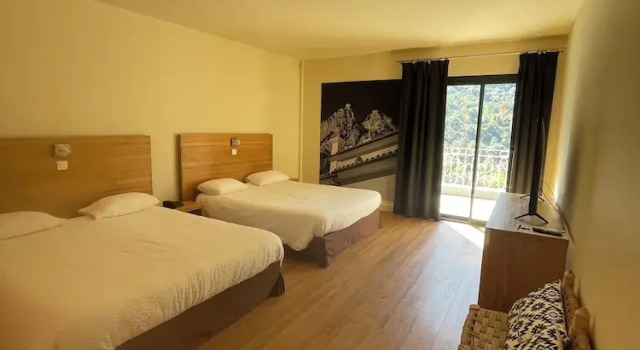 Четырёхместный номер Standard Logis Hotel Le Lonca