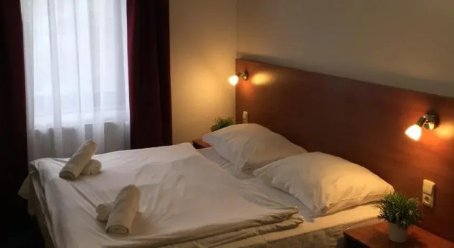 Hotel ELMA, Забронировать Отель Отели Cesky Kras с парковкой, Парковка