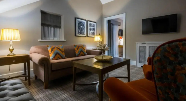 Полулюкс Bishops Gate Hotel