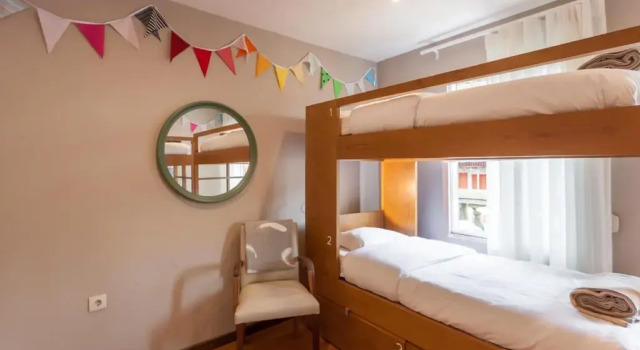 Кровать в общем номере (женский номер) Being Porto Hostel