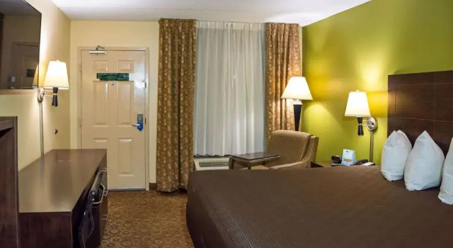 Номер Standard Rodeway Inn & Suites Clarksville near Governors Square Mall