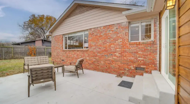 Коттедж 6 Mi to Dtwn: Dog-friendly Home w/ Yard in Tulsa