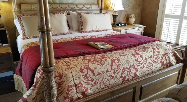 Suite The Ballastone