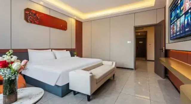Люкс Comfort Ruixiang Hotel (Wuchuan New World Plaza Branch)