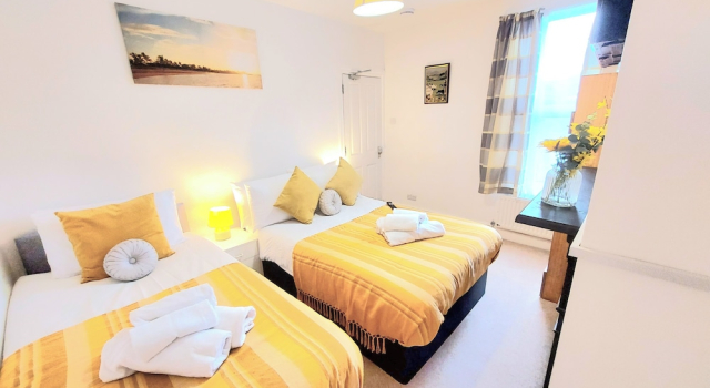 5Br House-sleeps12-garden-familyfriendly