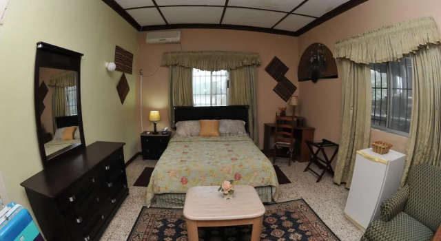 Mokos Bed & Breakfast, Buchen Sie Hotel Monrovia Greater Monrovia