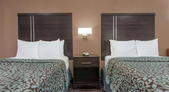 Четырёхместный номер Standard Days Inn by Wyndham Maumee/Toledo