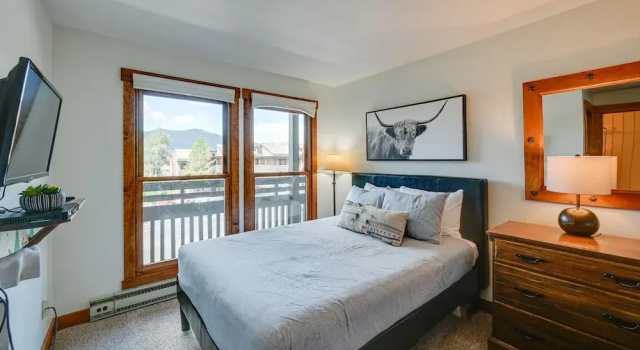 Upscale Condo w/ Balcony < 1/2 Mi to Ski Resort, Забронировать Курортный отель Отели Стимбот-Спрингса 4 звезды, 4*