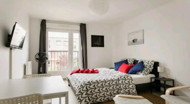 Апартаменты Standard Luxury Apartment near Paris la Défense with secured Parking
