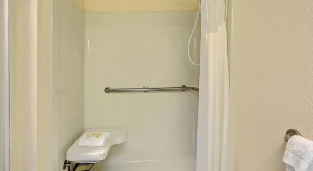 Номер Standard Days Inn & Suites by Wyndham Hickory