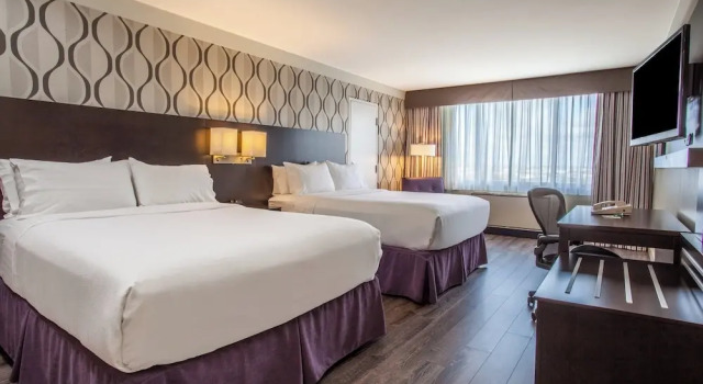 Четырёхместный номер Standard с красивым видом из окна Holiday Inn Toronto International Airport by IHG