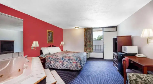 Двухместный люкс Deluxe Days Inn by Wyndham Martin