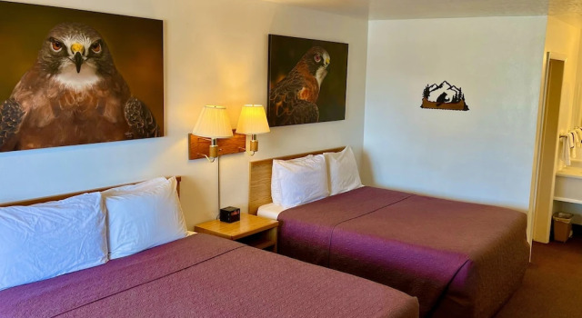 Standardowy czteroosobowy pokój z widokiem na góry Red Bear Inn