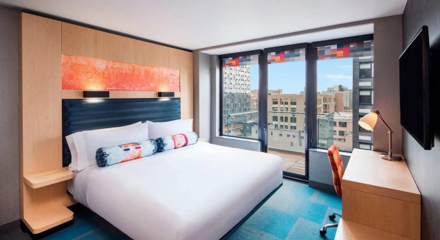 Двухместный номер Standard с балконом Aloft by Marriott Long Island City-Manhattan View