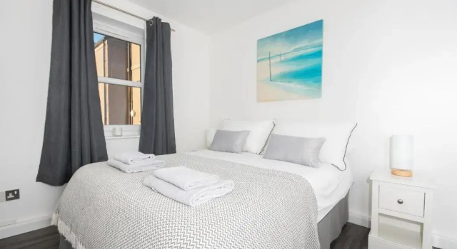 Find "DWELLCOME HOME Ltd" site for 10oo10 assurance from past guests - Immaculate Central 2 bedroom King & Double 1st floor Apartment with free allocated auto barrier off street parking, fast broadband Miles better than a hotel, Забронировать Апартаменты/квартира Отели Абердина с парковкой, рядом с St Mary's Cathedral, Парковка