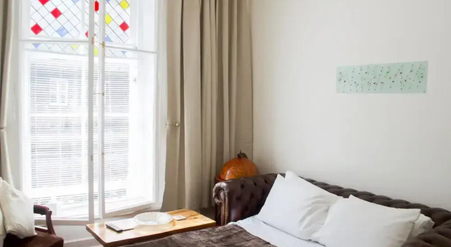 Beautiful 1 Bedroom Flat in Old Town, Забронировать Отель Старый город Эдинбург, рядом с Национальный музей Шотландии