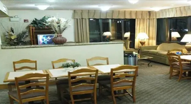 Кровать в общем номере Executive Inn